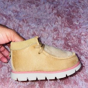 Toddler OshKosh Tan Suede/Fur Booties Size5. NWT